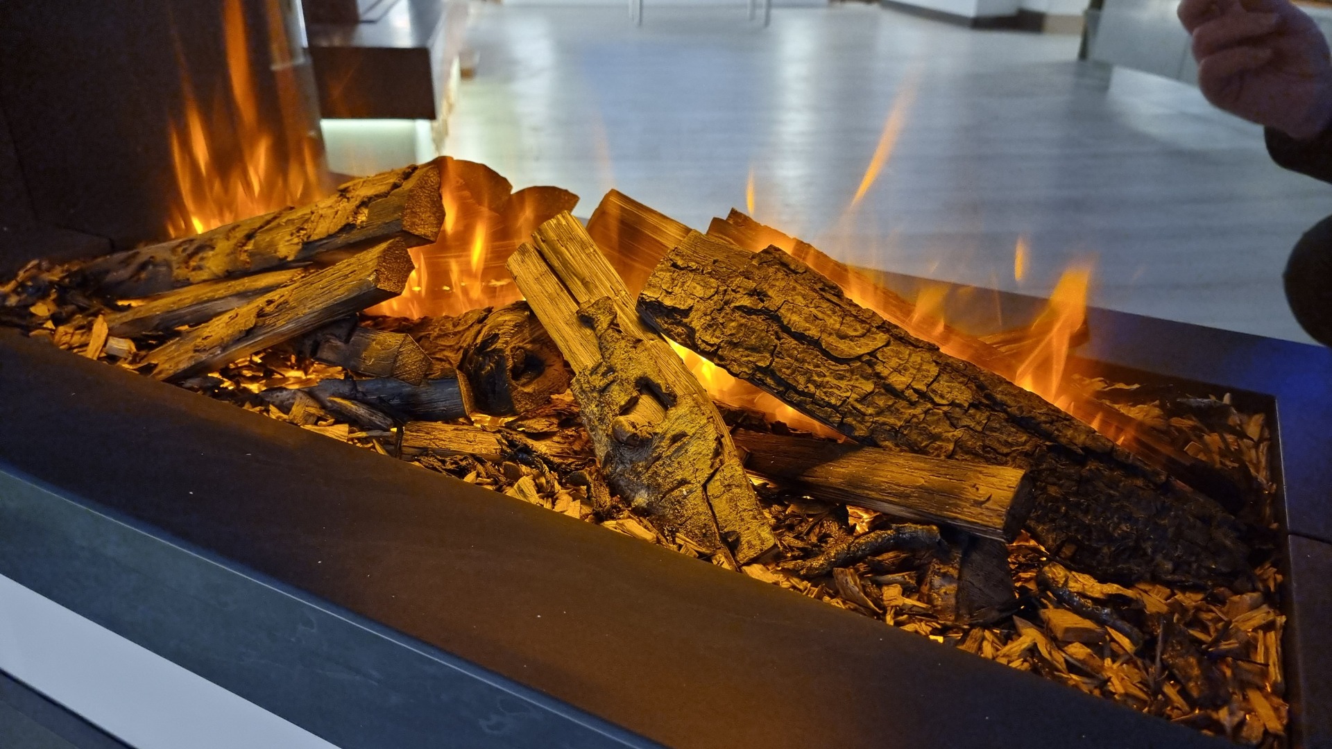 Holbury 1600 LED electric suite with New Forest fire