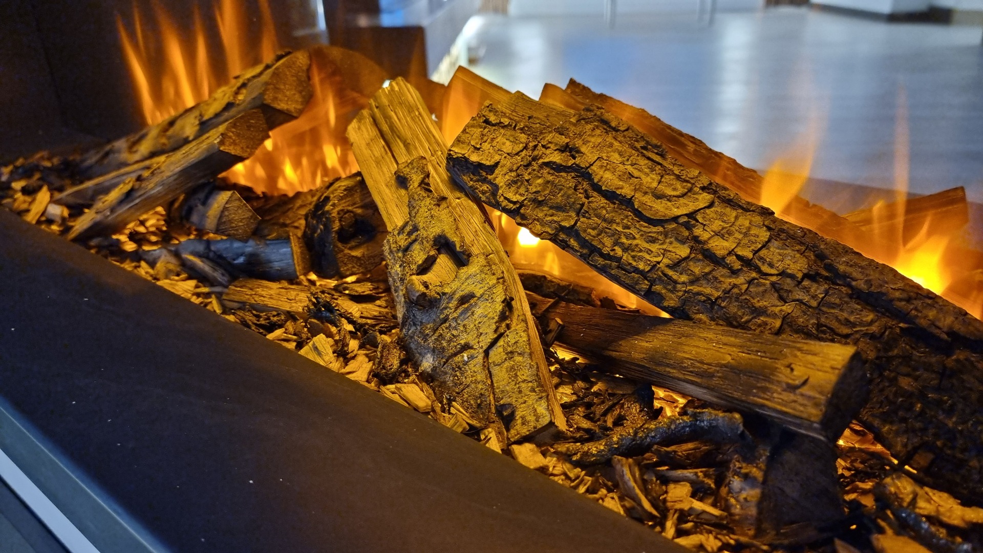 Holbury 1600 LED electric suite with New Forest fire