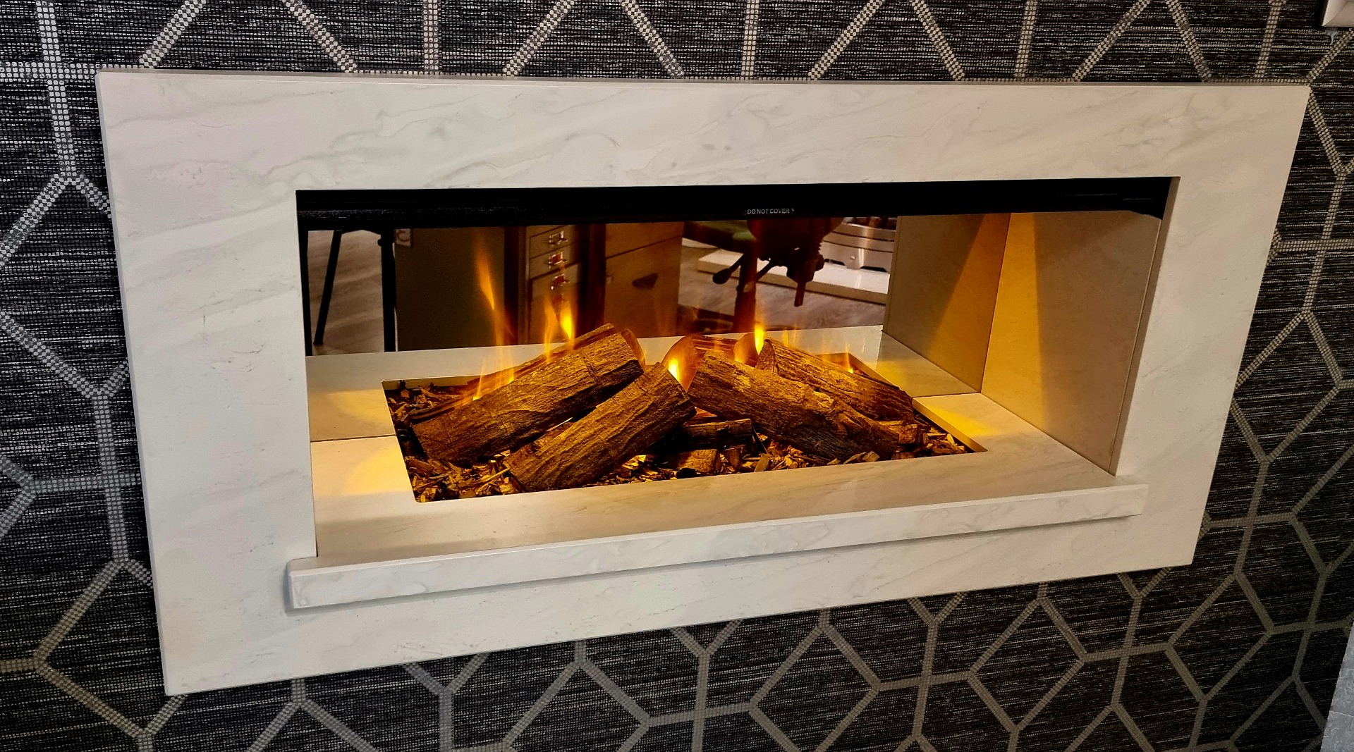 Holbury 870 Black Edition LED electric suite with New Forest fire