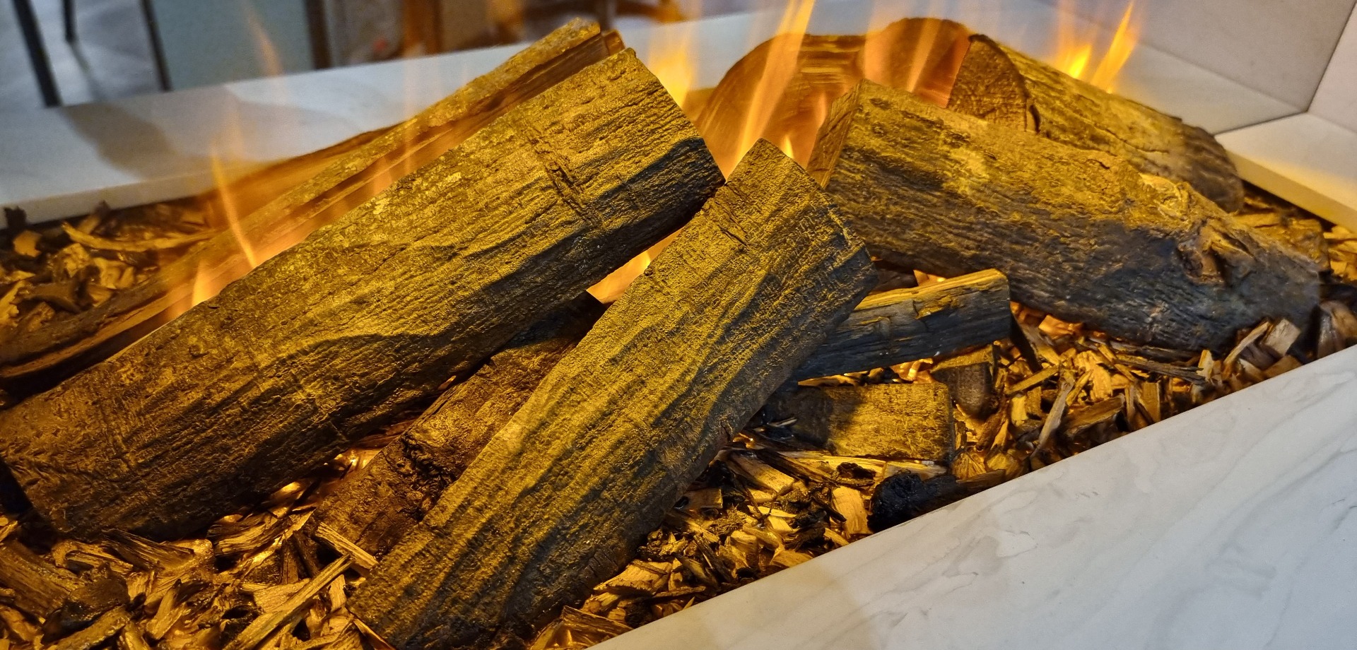 Holbury 870 Black Edition LED electric suite with New Forest fire