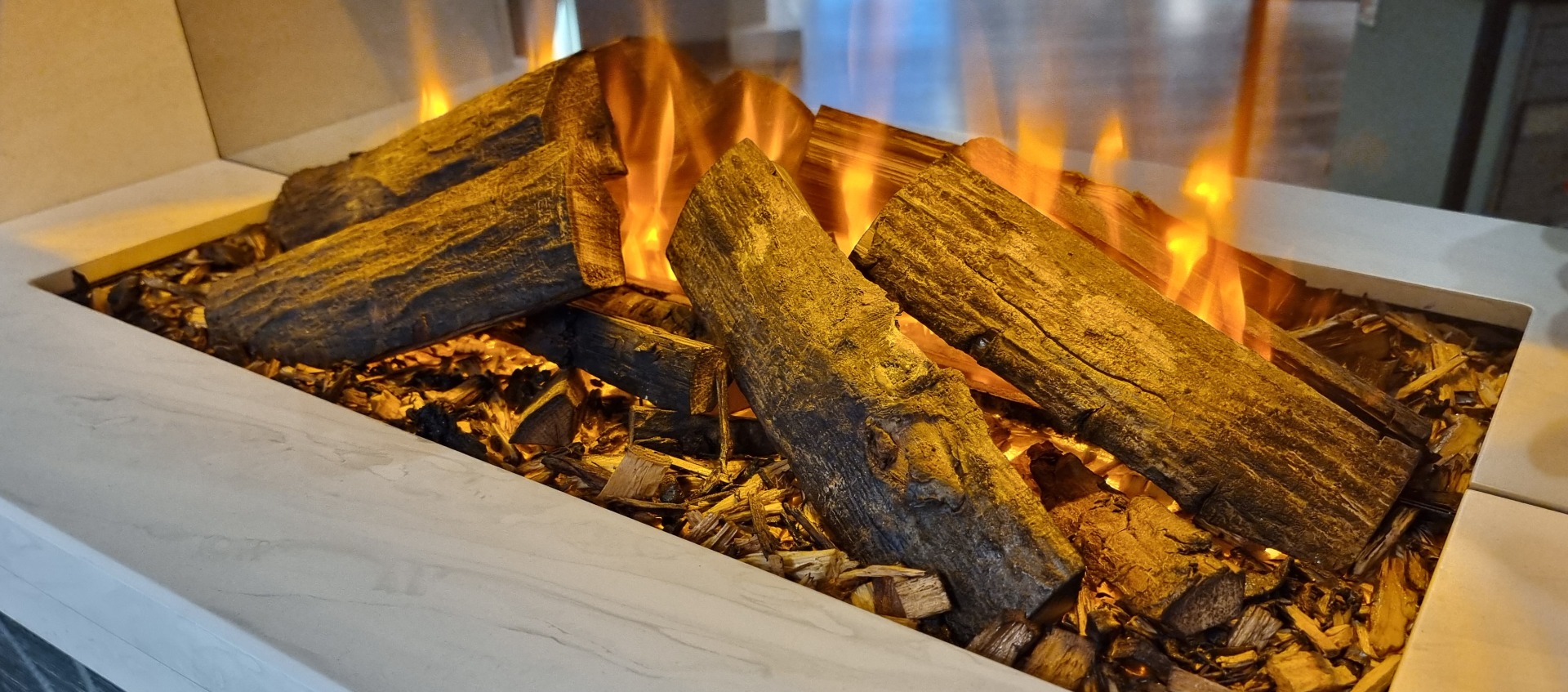 Holbury 870 LED electric suite with New Forest fire