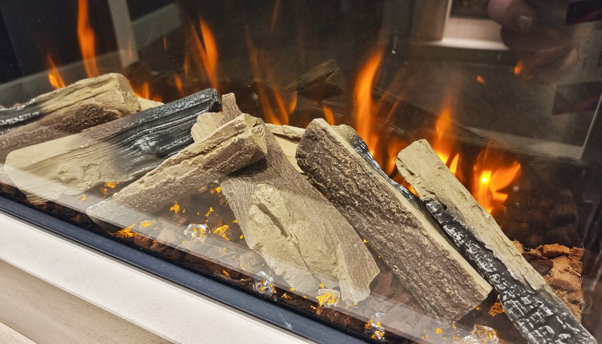 Codenza 650SQ LED electric suite with New Forest fire