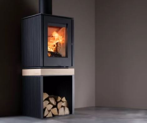 Qudos Haarlem stove with steel pedestal & wood spacer