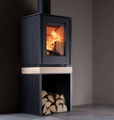 Qudos Haarlem stove with steel pedestal & wood spacer