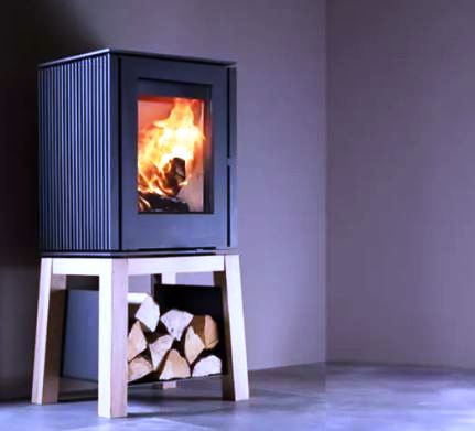 Qudos Haarlem stove with wood pedestal